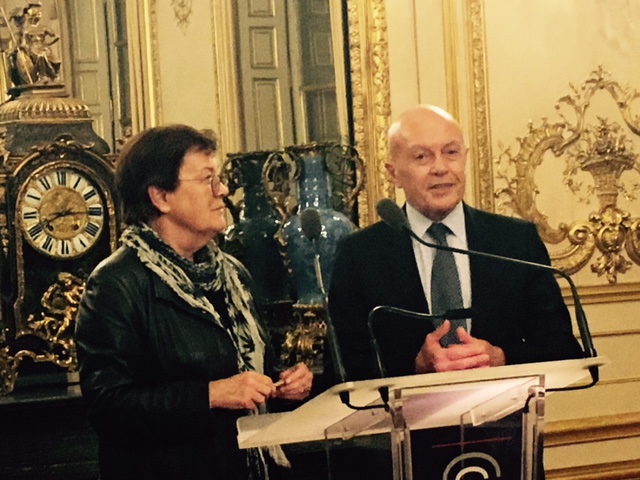 Philippe Derouin le 23 mars 2017 au Sénat, avec Madame Michèle André, sénatrice de 2001 à 2017, alors présidente de la Commission des finances, ancienne ministre, lors de la remise du prix Le Hérissel Dibout, attribué par le groupement français de l'IFA.